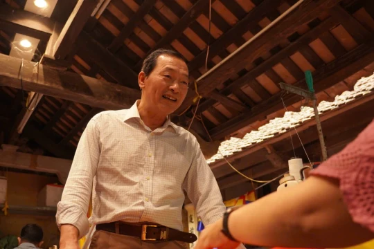 Người thầy dạy may cờ gắn bó với những 'mảnh trăng khuyết'