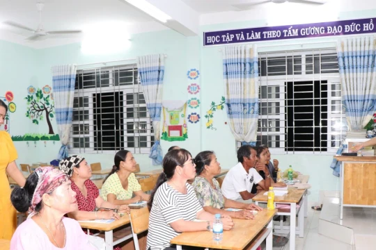 Đằng sau lớp học xóa mù chữ ở làng Chăm