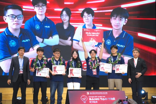 Sinh viên sáng chế hệ thống phục hồi cho người đột quỵ giá 100 triệu đồng