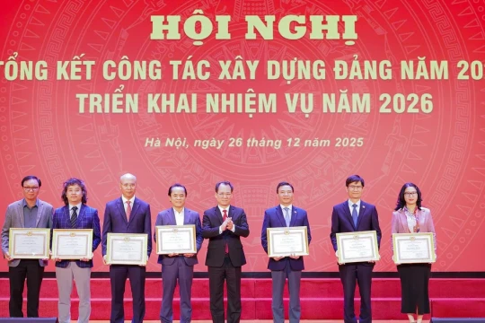 Đảng bộ Học viện Nông nghiệp Việt Nam nhận Bằng khen vì đạt thành tích xuất sắc