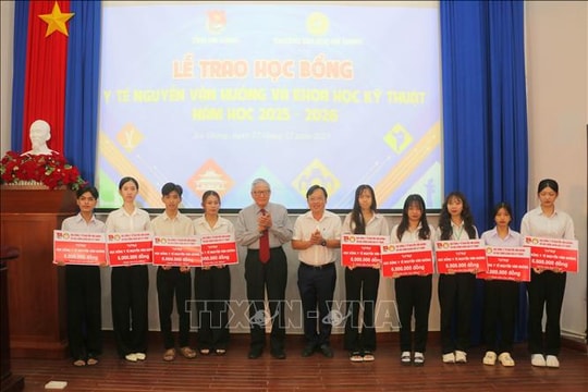 Trao tặng 27 suất học bổng cho sinh viên ngành Y và các ngành Khoa học kỹ thuật
