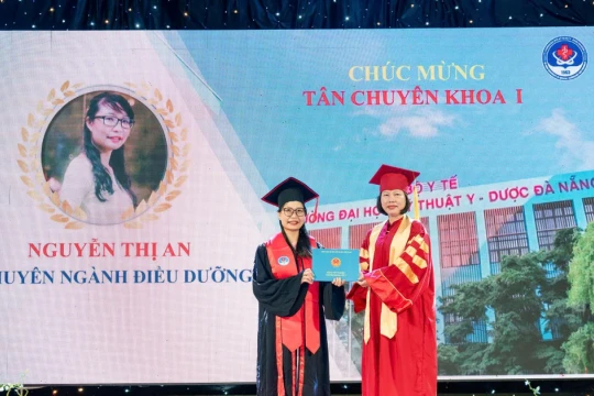 Trường ĐH Kỹ thuật Y - Dược Đà Nẵng trao bằng Chuyên khoa I cho 100 học viên