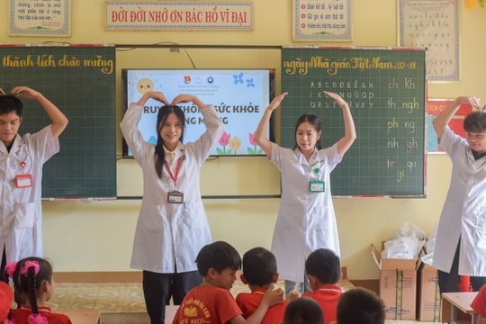 Chi tiền tỷ tặng sinh viên áo blouse cao cấp, Y Hà Nội gây 'sốt'