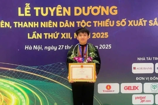 Cậu học trò vượt dốc bản Giàng được vinh danh toàn quốc