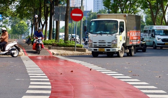 Cận cảnh làn đường "đặc biệt" trên đại lộ Mai Chí Thọ: Xe máy "lớ ngớ" đi vào sẽ bị phạt
