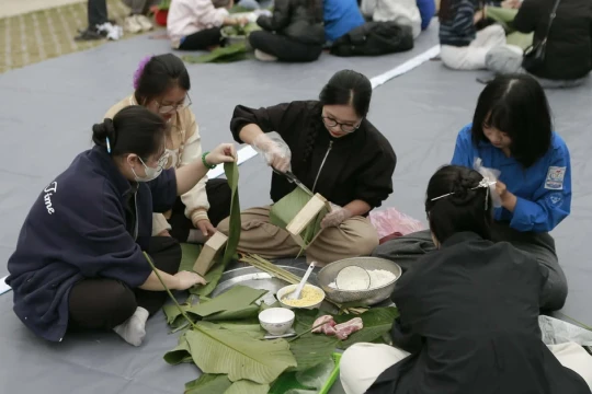 Không gian Tết sớm lan tỏa giá trị truyền thống trong trường đại học