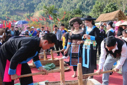 Du khách trải nghiệm Ngày hội Văn hóa các dân tộc xã Sam Mứn