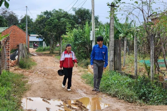 Gian nan mở lớp xóa mù chữ ở Ea Ô, Đắk Lắk: Vận động ra lớp khó hơn cả lên rẫy
