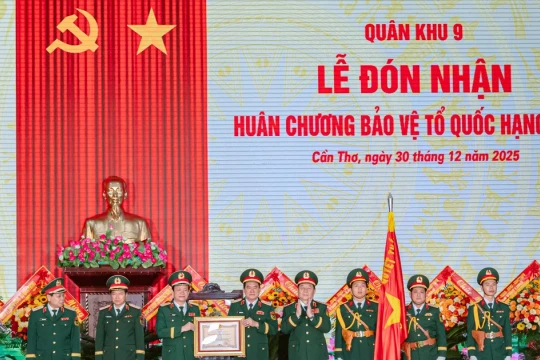 Quân khu 9 đón nhận Huân chương Bảo vệ Tổ quốc hạng Nhất