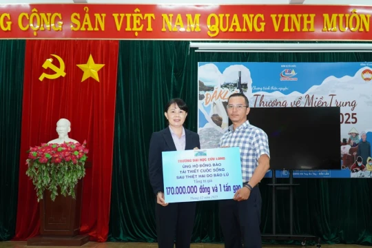 Trường ĐH Cửu Long trao tiền và quà cứu trợ đến người dân tại Đắk Lắk