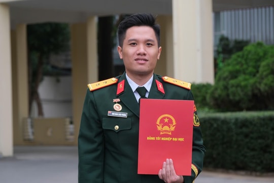 "Cãi" lời mẹ, nam sinh tốt nghiệp loại giỏi, được giữ lại trường