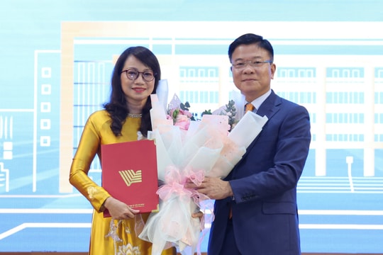 Phó Thủ tướng Lê Thành Long trao quyết định bổ nhiệm Giám đốc Đại học Quốc gia TPHCM