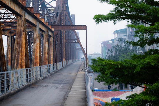 Ảnh: Cận cảnh diện mạo khác lạ của cầu Long Biên trong ngày cuối trùng tu