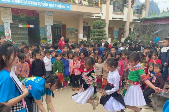 Hành trình từ 'mái lá' dân nuôi đến trường học hạnh phúc