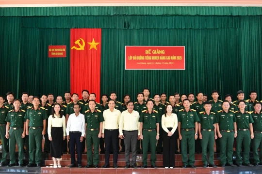 Bế giảng lớp bồi dưỡng tiếng Khmer nâng cao trong lực lượng vũ trang An Giang