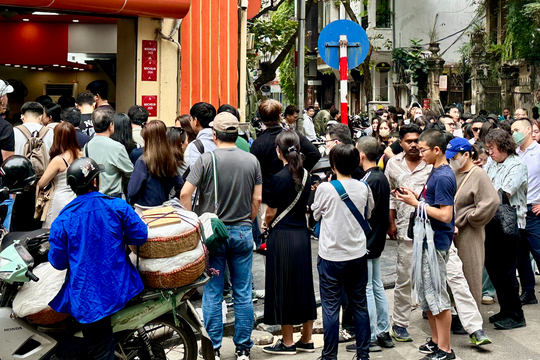 Đúng 1/1/2026, nhiều nơi tại trung tâm Hà Nội đông nghịt người xếp hàng, chuyện gì đây?