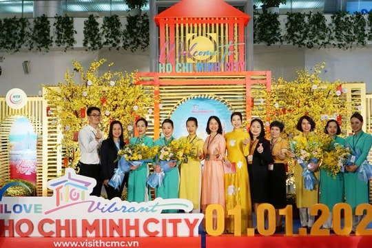 Vietnam Airlines chào đón những hành khách đầu tiên nhân dịp năm mới 2026