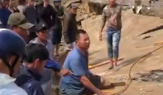 NÓNG: Sập bờ kè sông Ba, 4 người tử vong