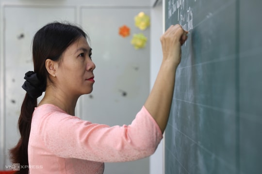 Giáo viên hợp đồng chạnh lòng vì thưởng Tết
