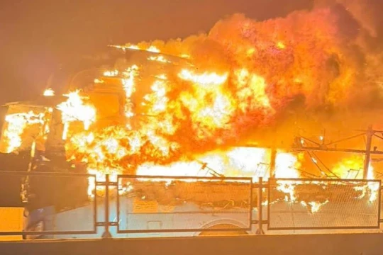 Một thi thể trong xe khách cháy trơ khung trên cao tốc ở Nghệ An