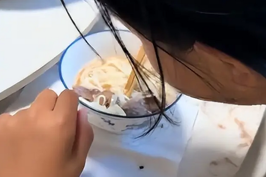 Con không chịu ăn hành lá, người mẹ có hành động gây tranh cãi