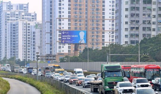 Dòng người ùn ùn trở lại Hà Nội sau kỳ nghỉ Tết Dương lịch 2026