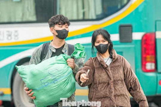 Bến xe Hà Nội đông đúc trong ngày cuối nghỉ Tết Dương lịch