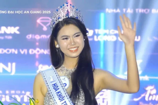 Nữ sinh Trần Ngọc Lý đăng quang Hoa khôi Trường Đại học An Giang 2025