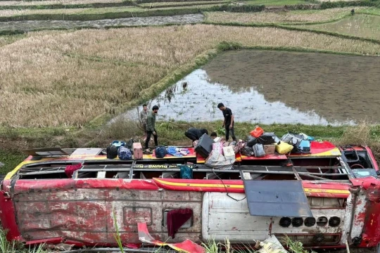 Lật xe khách ở Sơn La