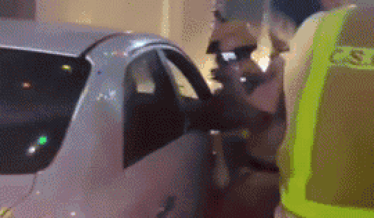 Clip CSGT TP.HCM đập cửa kính xe công nghệ, khống chế tên cướp: Lời đề nghị gấp của tài xế