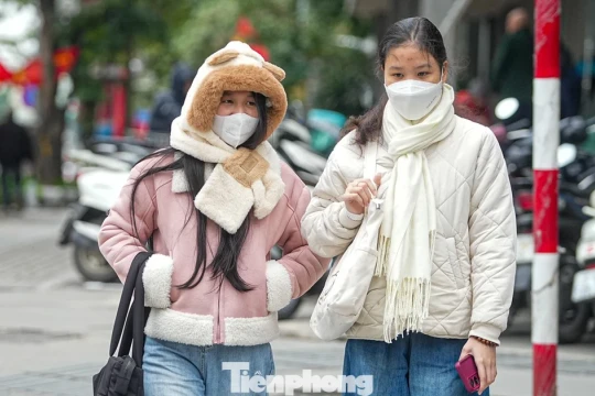 Hà Nội lạnh nhất từ đầu mùa đông, mặc nhiều lớp áo vẫn rét run