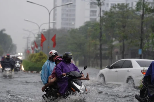 Nhiều đường ở TPHCM ngập nặng giữa mùa khô