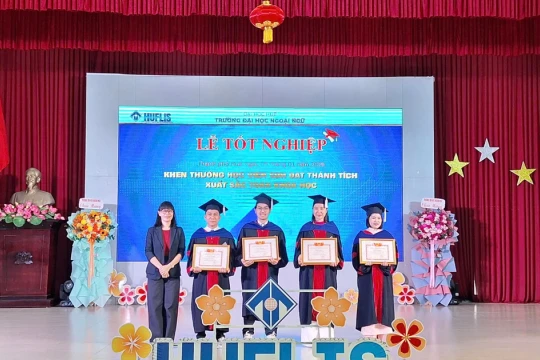 338 tân tiến sĩ, thạc sĩ và cử nhân Trường ĐH Ngoại ngữ Huế nhận bằng tốt nghiệp