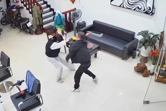 Công an điều tra vụ chồng xông vào quán cắt tóc truy sát vợ và con gái