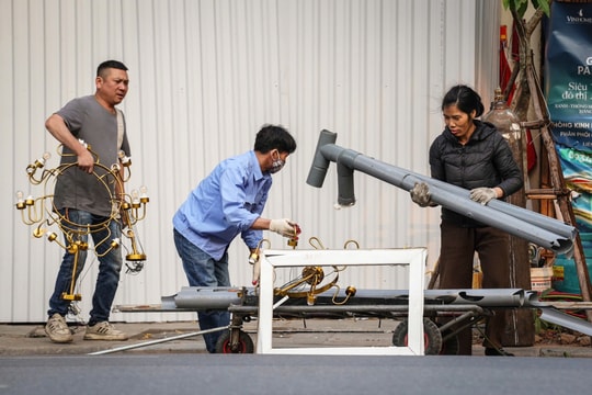 Loạt nhà ven Hồ Gươm di dời, người gom phế liệu kiếm tiền triệu mỗi ngày