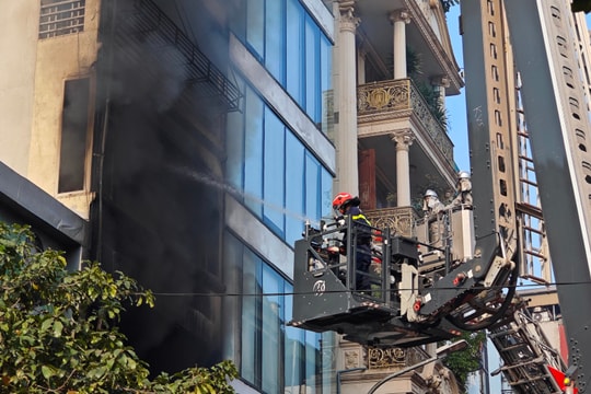 NÓNG: Cháy lớn tại căn nhà 7 tầng ở Hà Nội, chủ nhà hoảng loạn nhảy từ trên cao thoát thân