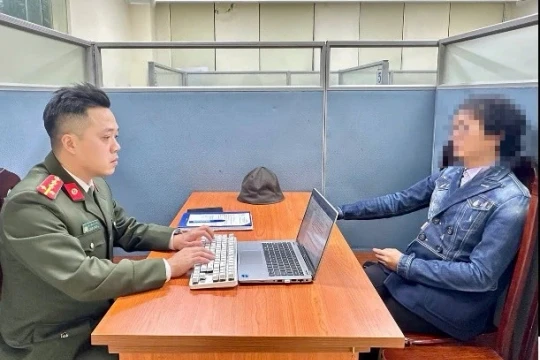 Công an xử lý người dùng AI tạo video 'cưỡi trăn khổng lồ' bơi trên hồ Hoàn Kiếm