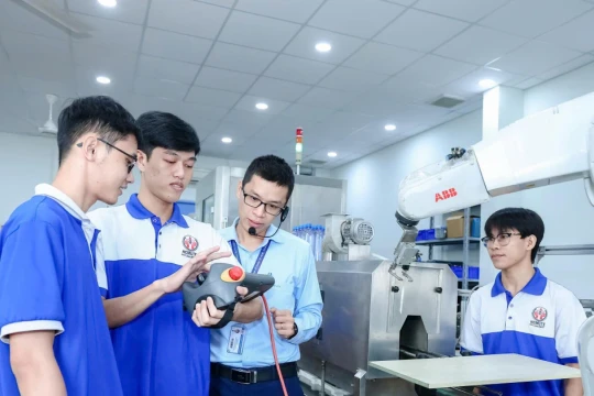 Trường ĐH Công nghệ Kỹ thuật TPHCM 'trải thảm đỏ' thu hút nhân tài