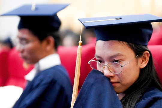 Chuyện đời của nữ thủ khoa mồ côi khiến cả hội trường khóc nghẹn