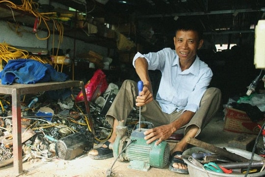 Con dịch vài từ tiếng Anh, bố rối rít cảm ơn khiến nhiều người xúc động