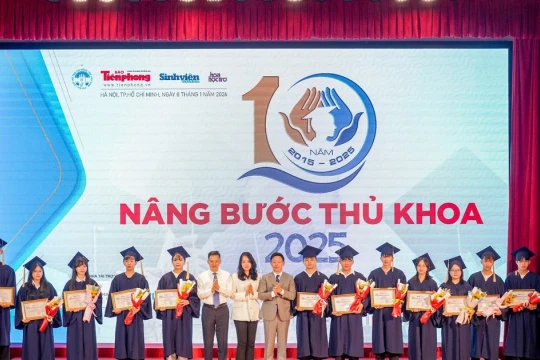 Giọt nước mắt nghị lực của những thủ khoa vượt khó