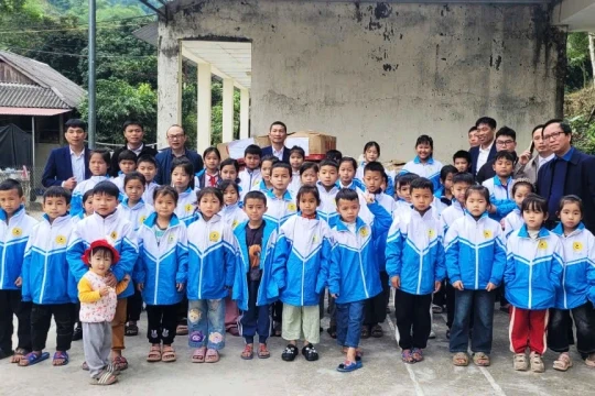 Trao hàng nghìn áo ấm, chăn đông cho trẻ mầm non và học sinh vùng biên Thanh Hóa
