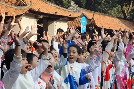 950 học sinh diễu hành chào mừng kỷ niệm 950 năm thành lập Quốc Tử Giám