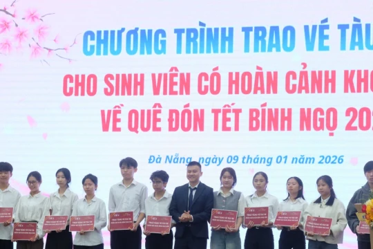 Đại học Đà Nẵng hỗ trợ hơn 200 triệu đồng cho sinh viên bị ảnh hưởng bởi lũ lụt