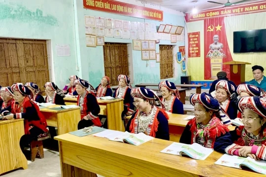 Xây dựng xã hội học tập từ nền tảng xóa mù chữ