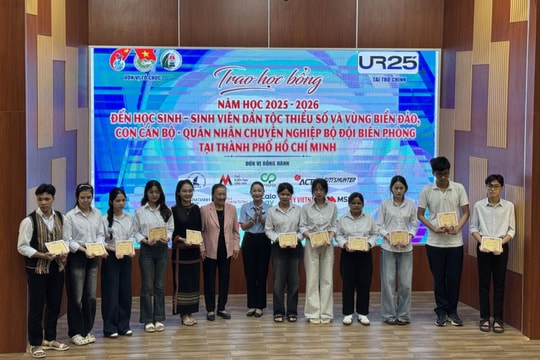 Trao 310 suất học bổng Vừ A Dính cho học sinh, sinh viên tại TP Hồ Chí Minh