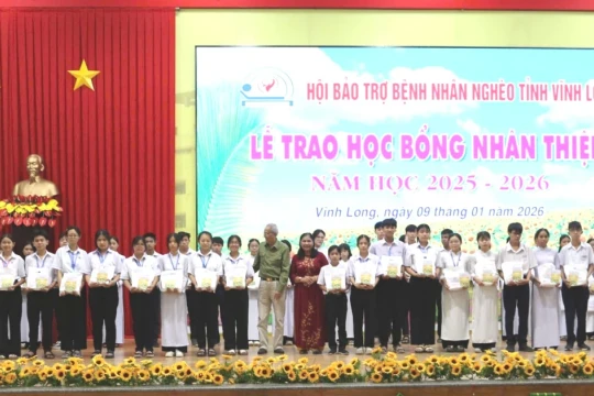 800 suất học bổng Nhân Thiện trao đến học sinh THPT khó khăn ở Vĩnh Long