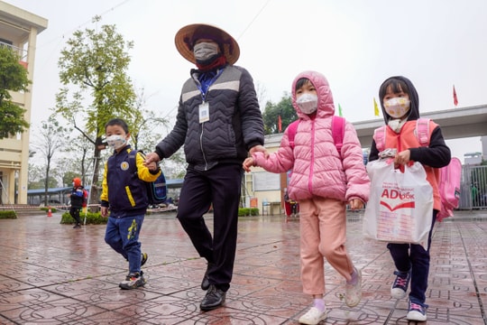 Loạt trường học ở Hà Nội lùi giờ vào lớp vì trời rét