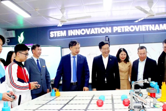 Trao phòng thực hành giáo dục STEM, mở ra bứt phá mới