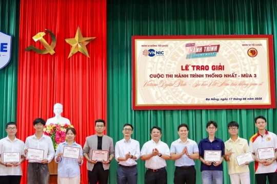 Người trẻ làm mới sinh hoạt Đảng bằng công nghệ